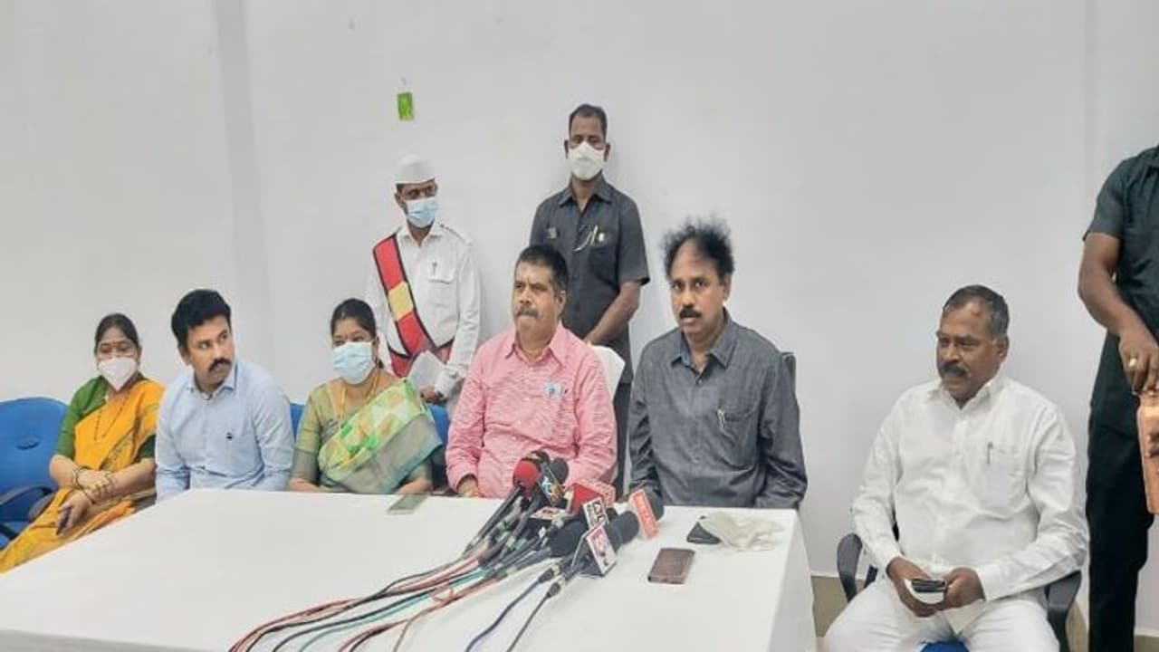 పెళ్ళికీ, చావుకీ ఒకే మంత్రమా... లోకేష్ వెయిటే కాదు అదికూడా కోల్పోయాడు: మంత్రి అవంతి ఎద్దేవా పెళ్ళికీ, చావుకీ ఒకే మంత్రమా... లోకేష్ వెయిటే కాదు అదికూడా కోల్పోయాడు: మంత్రి అవంతి ఎద్దేవా