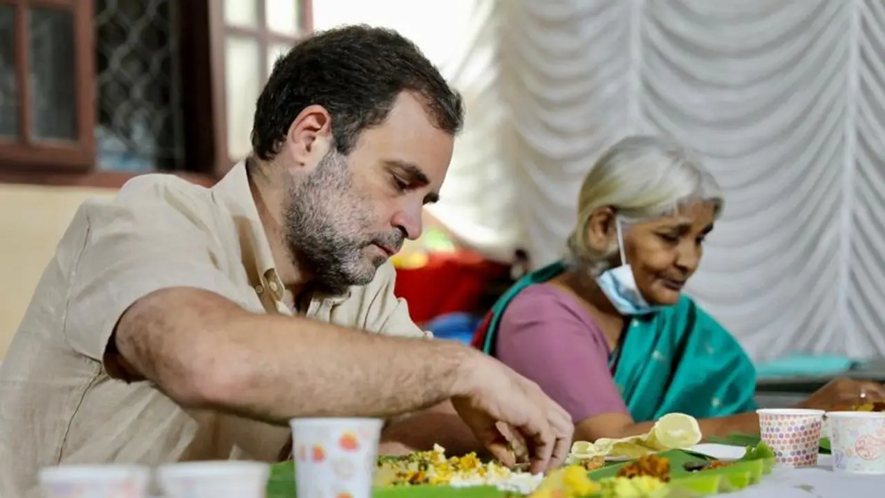 वायनाड के दौरे पर राहुल गांधी, ओल्ड एज होम में बुजुर्ग महिलाओं के साथ किया लंच वायनाड के दौरे पर राहुल गांधी, ओल्ड एज होम में बुजुर्ग महिलाओं के साथ किया लंच