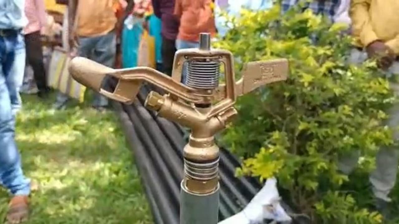 ফসলের মান উন্নত করতে উদ্যোগ রাজ্য সরকারের, কৃষকদের স্প্রিংকলার বিলি চাঁচলে ফসলের মান উন্নত করতে উদ্যোগ রাজ্য সরকারের, কৃষকদের স্প্রিংকলার বিলি চাঁচলে