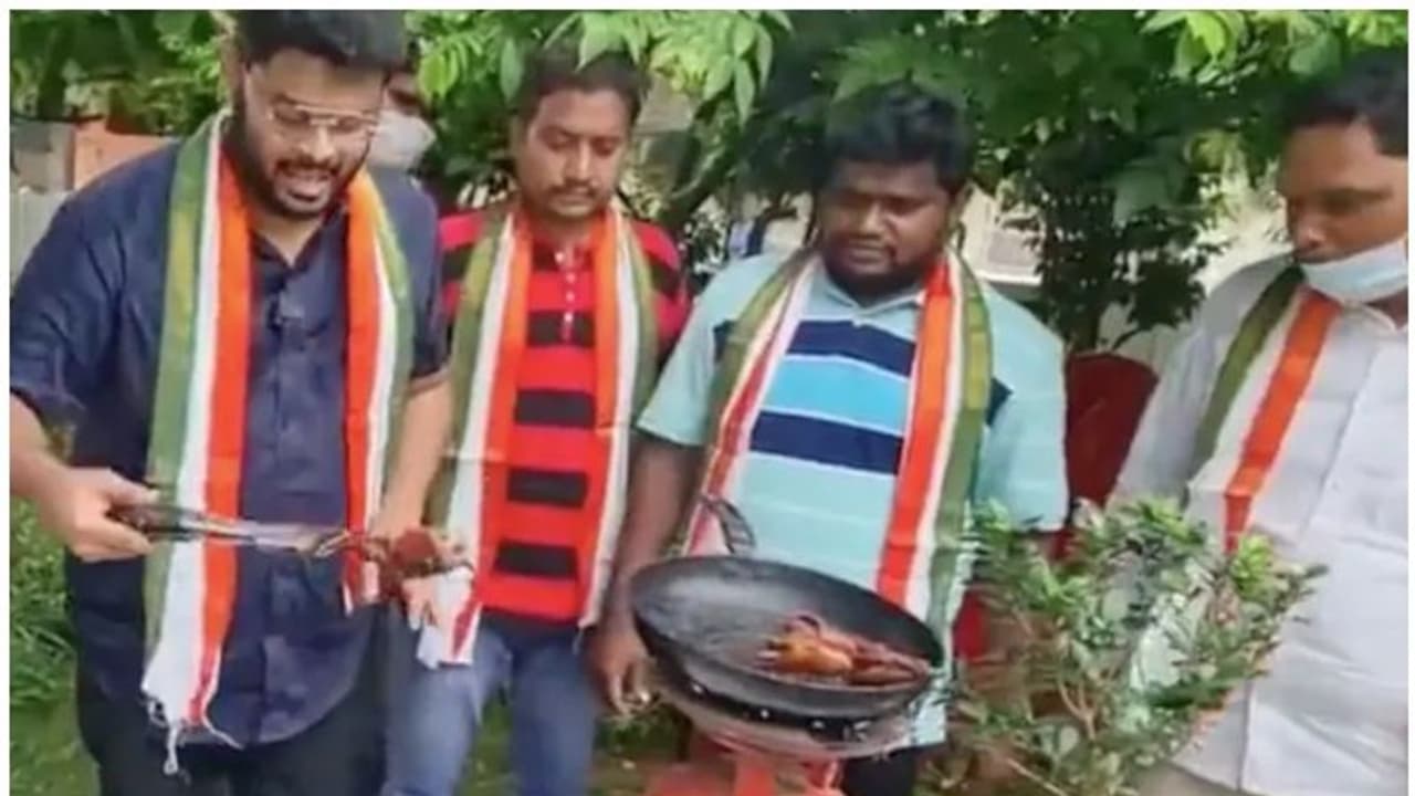 ട്വിറ്ററിനെതിരെ പ്രതിഷേധം: 'ട്വിറ്റര് പക്ഷി'യെ ഫ്രൈ ചെയ്ത് കോണ്ഗ്രസ് പ്രവര്ത്തകര് ട്വിറ്ററിനെതിരെ പ്രതിഷേധം: 'ട്വിറ്റര് പക്ഷി'യെ ഫ്രൈ ചെയ്ത് കോണ്ഗ്രസ് പ്രവര്ത്തകര്