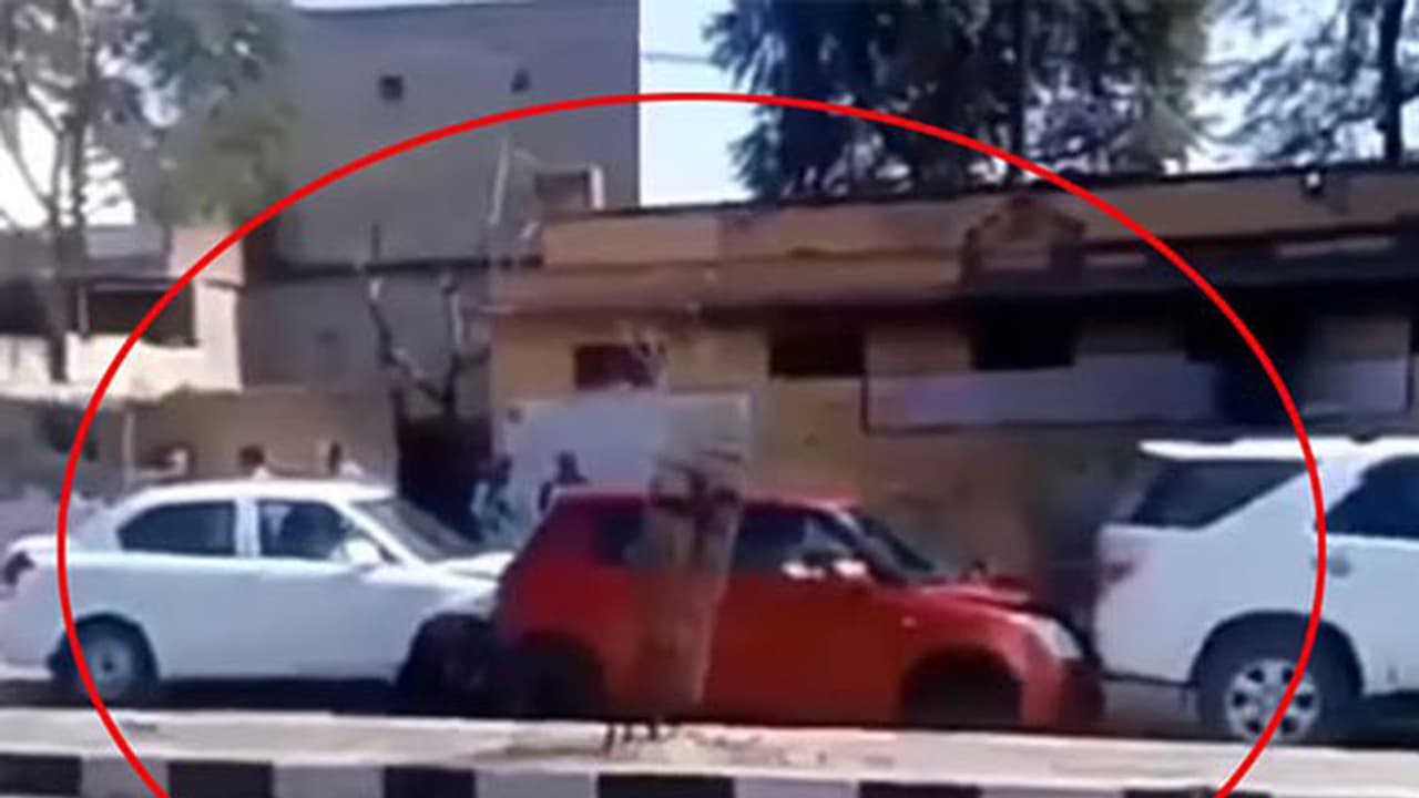 മുഖ്യമന്ത്രിയുടെ കാര് സഡന് ബ്രേക്കിട്ടു; അഞ്ച് കാറുകള് കൂട്ടിയിടിച്ചു മുഖ്യമന്ത്രിയുടെ കാര് സഡന് ബ്രേക്കിട്ടു; അഞ്ച് കാറുകള് കൂട്ടിയിടിച്ചു