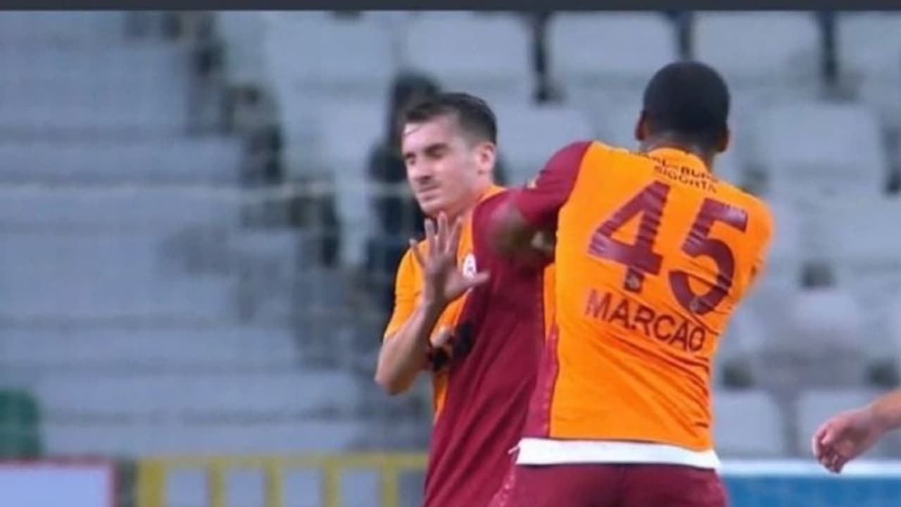 ടര്ക്കിഷ് ലീഗില് മത്സരത്തിനിടെ സഹതാരങ്ങള് തമ്മില് കയ്യാങ്കളി; ബ്രസീലിയന് താരം വിവാദത്തില് വീഡിയോ ടര്ക്കിഷ് ലീഗില് മത്സരത്തിനിടെ സഹതാരങ്ങള് തമ്മില് കയ്യാങ്കളി; ബ്രസീലിയന് താരം വിവാദത്തില് വീഡിയോ