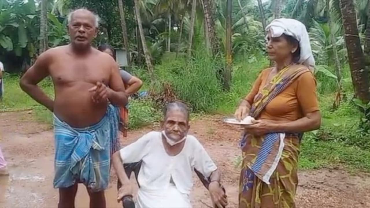 വൃദ്ധയായ അമ്മൂമ്മയെ കൊച്ചുമകൻ പാതിവഴിയിലിറക്കിവിട്ടെന്ന് പരാതി വൃദ്ധയായ അമ്മൂമ്മയെ കൊച്ചുമകൻ പാതിവഴിയിലിറക്കിവിട്ടെന്ന് പരാതി