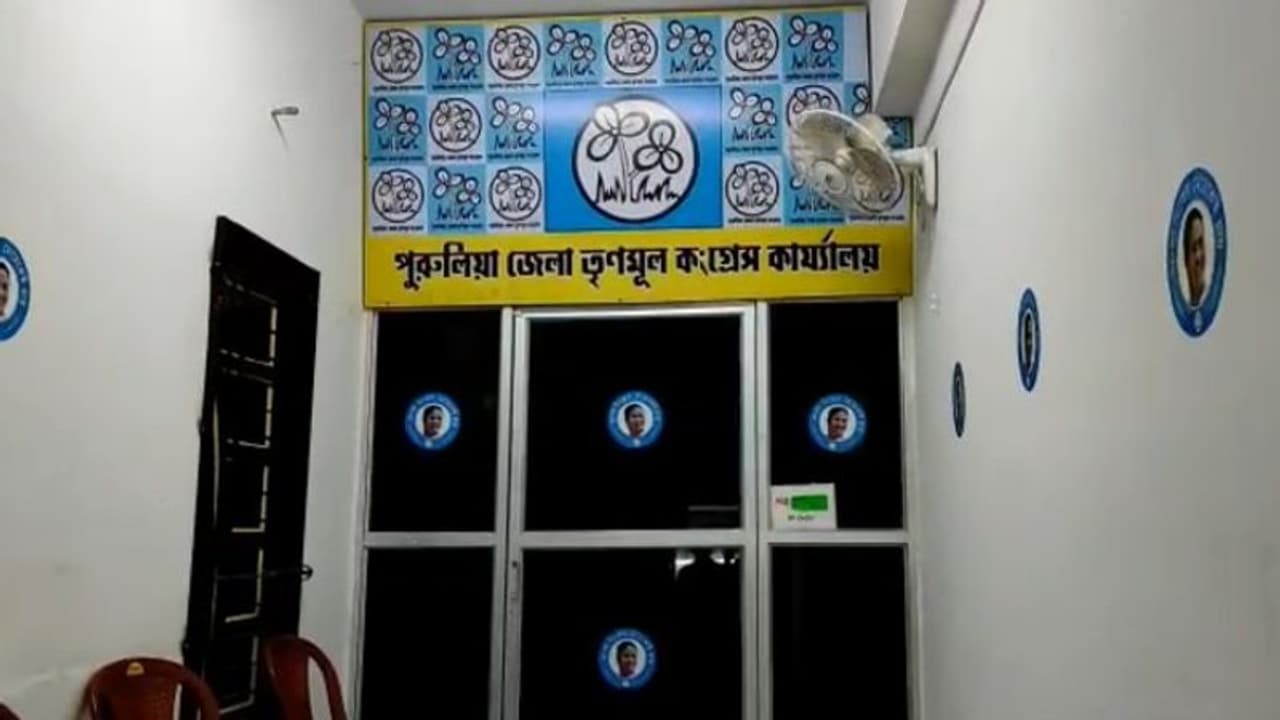 পদে রদবদলের পরেই অবাক কান্ড, তালা ঝুলল তৃণমূলের কার্যালয়ে পদে রদবদলের পরেই অবাক কান্ড, তালা ঝুলল তৃণমূলের কার্যালয়ে