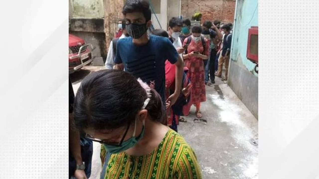 പുസ്തകം വാങ്ങാനും ക്യൂ, പുസ്തകശാലയ്ക്ക് മുന്നിലെ നീണ്ട നിര, നഗരത്തിന്റെ വായനാശീലത്തെ പ്രശംസിച്ച് സോഷ്യൽമീഡിയ പുസ്തകം വാങ്ങാനും ക്യൂ, പുസ്തകശാലയ്ക്ക് മുന്നിലെ നീണ്ട നിര, നഗരത്തിന്റെ വായനാശീലത്തെ പ്രശംസിച്ച് സോഷ്യൽമീഡിയ