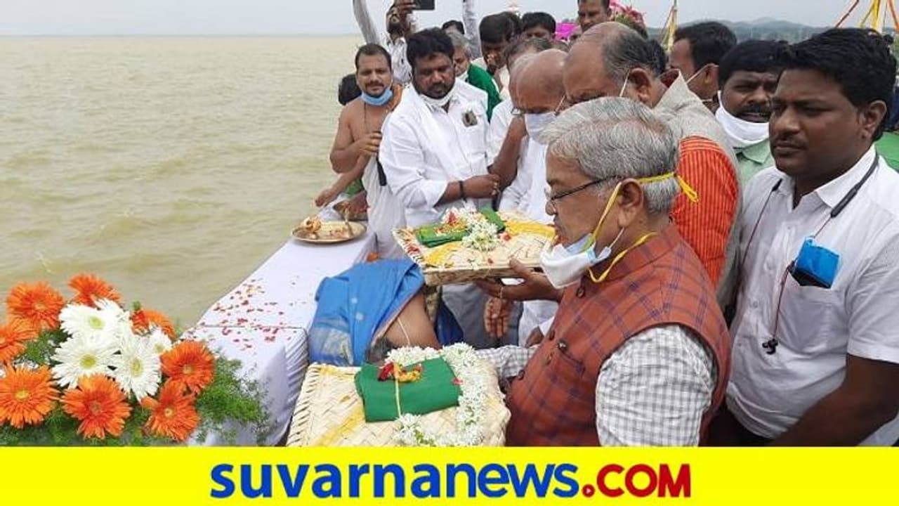 ರಾಜ್ಯದ ಪಾಲಿನ ನೀರು ಉಪಯೋಗಿಸಲು ಯಾರ ಅಪ್ಪಣೆಯೂ ಬೇಕಿಲ್ಲ: ಕಾರಜೋಳ ರಾಜ್ಯದ ಪಾಲಿನ ನೀರು ಉಪಯೋಗಿಸಲು ಯಾರ ಅಪ್ಪಣೆಯೂ ಬೇಕಿಲ್ಲ: ಕಾರಜೋಳ