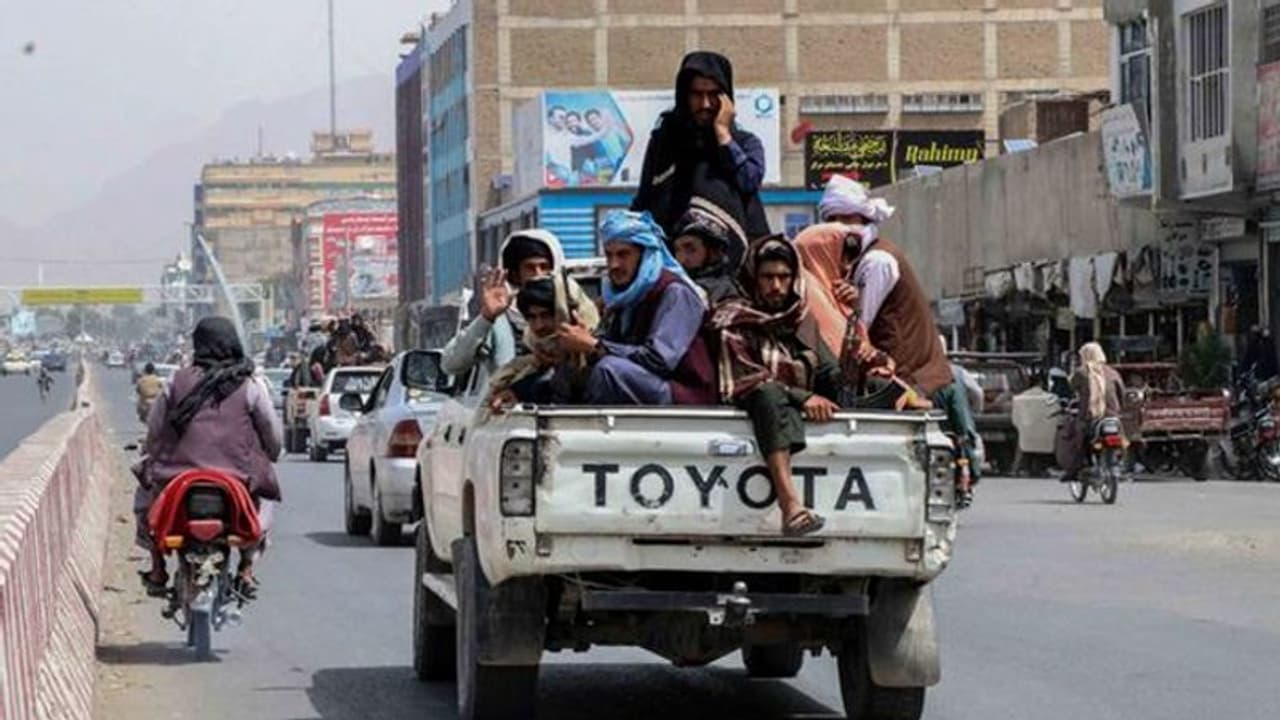 'എനിക്ക് ഭയമാണ്, വീട്ടില് കുഞ്ഞനുജത്തിയുണ്ട്', താലിബാന് ഭീതിയില് അഫ്ഗാന് യുവാവ് 'എനിക്ക് ഭയമാണ്, വീട്ടില് കുഞ്ഞനുജത്തിയുണ്ട്', താലിബാന് ഭീതിയില് അഫ്ഗാന് യുവാവ്