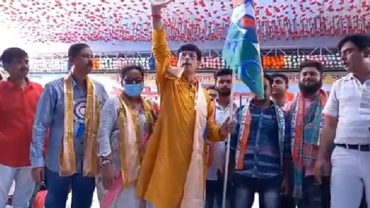 আইএসএফে ভাঙন ধরালো তৃণমূল, বিশাল সভা করে ঘাসফুল শিবিরে যোগ ১০ হাজার কর্মীর আইএসএফে ভাঙন ধরালো তৃণমূল, বিশাল সভা করে ঘাসফুল শিবিরে যোগ ১০ হাজার কর্মীর