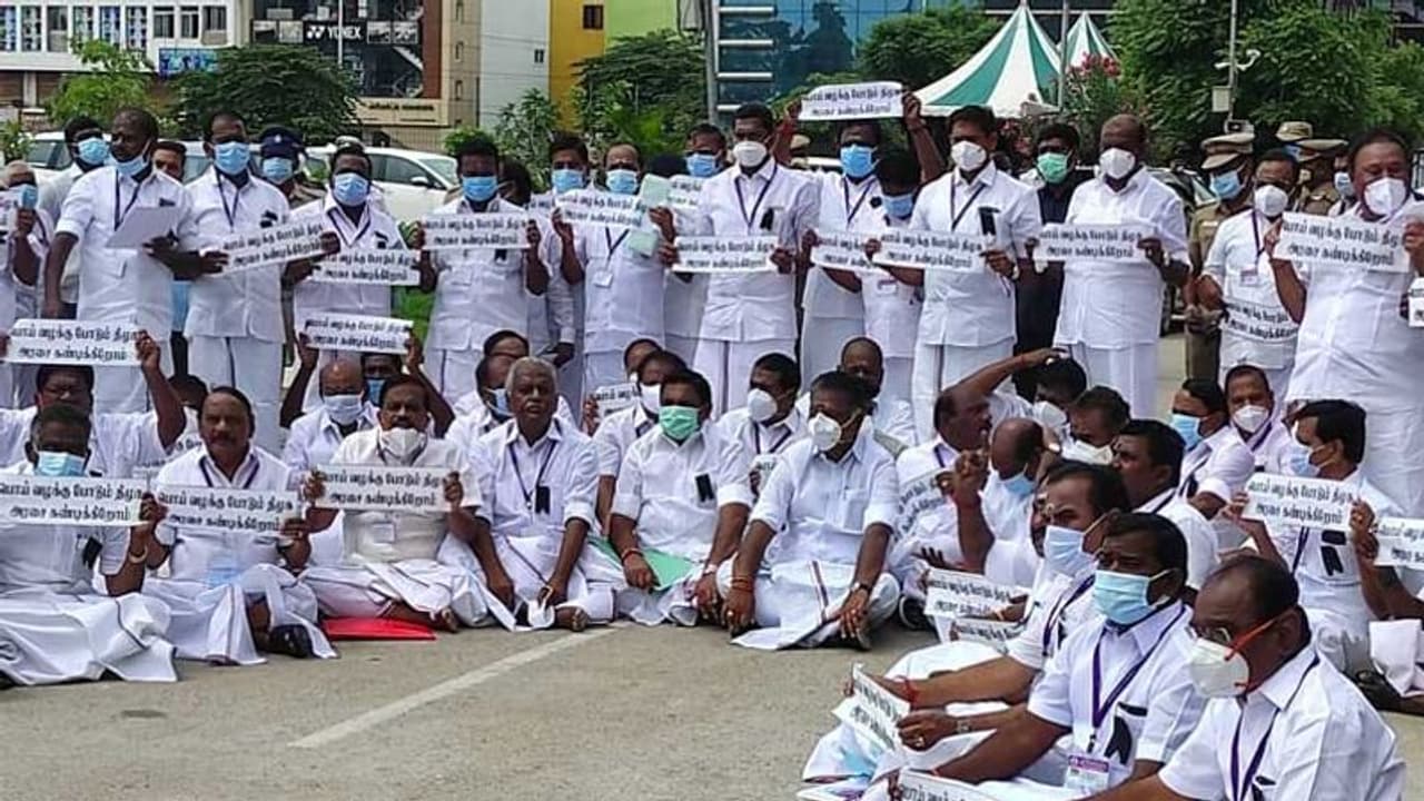 முன்னாள் அமைச்சர்கள் மீது பழிவாங்கும் நடவடிக்கை...? பட்ஜெட்டை புறக்கணிக்க அதிமுக திட்டம்..? முன்னாள் அமைச்சர்கள் மீது பழிவாங்கும் நடவடிக்கை...? பட்ஜெட்டை புறக்கணிக்க அதிமுக திட்டம்..?