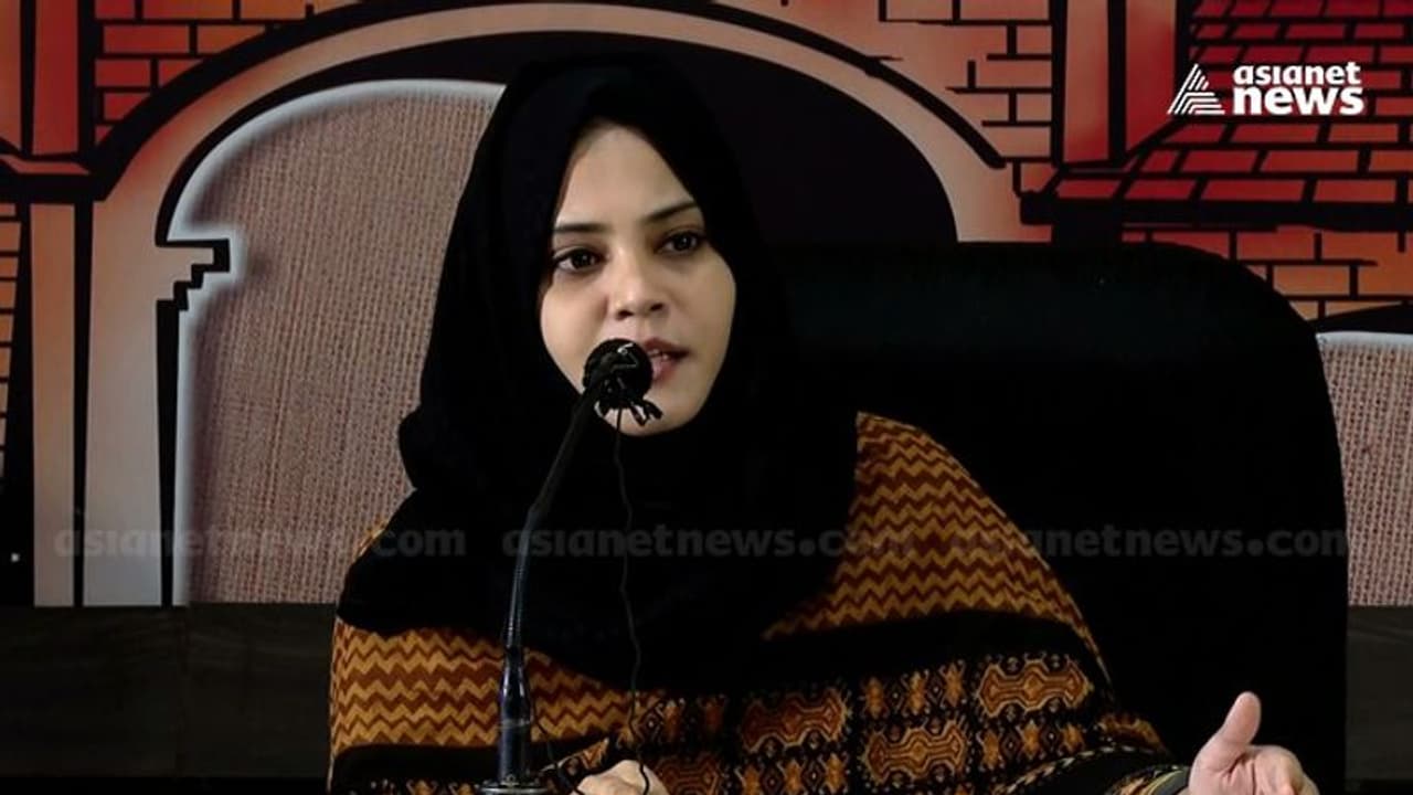 എംഎസ്എഫ് നേതാക്കൾക്കെതിരായ പരാതി: ഹരിത നേതാക്കളോട് ഹാജരാവാൻ നിർദേശിച്ച് വനിതാ കമ്മീഷൻ എംഎസ്എഫ് നേതാക്കൾക്കെതിരായ പരാതി: ഹരിത നേതാക്കളോട് ഹാജരാവാൻ നിർദേശിച്ച് വനിതാ കമ്മീഷൻ