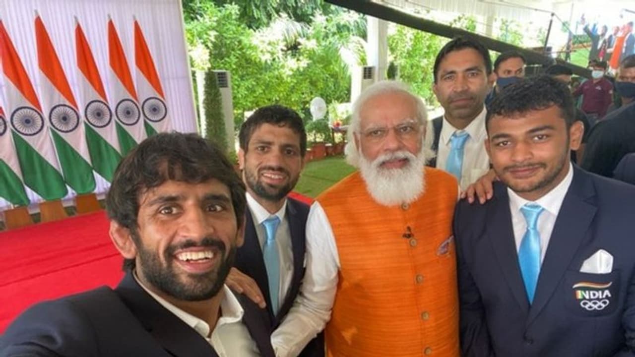 എതിരാളി കടിച്ചിട്ടും പിടിവിടാതിരുന്നത് എന്തുകൊണ്ടെന്ന് രവികുമാര് ദഹിയയോട് പ്രധാനമന്ത്രി എതിരാളി കടിച്ചിട്ടും പിടിവിടാതിരുന്നത് എന്തുകൊണ്ടെന്ന് രവികുമാര് ദഹിയയോട് പ്രധാനമന്ത്രി