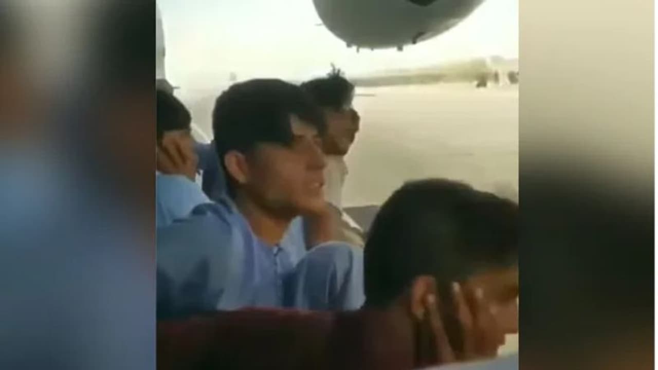 കാബൂളിൽ നിന്ന് പറന്നുയർന്ന വിമാനത്തിന്റെ ടയറിൽ പിടിച്ചിരുന്നവർ ഇവരാണ്, വീഡിയോ കാബൂളിൽ നിന്ന് പറന്നുയർന്ന വിമാനത്തിന്റെ ടയറിൽ പിടിച്ചിരുന്നവർ ഇവരാണ്, വീഡിയോ