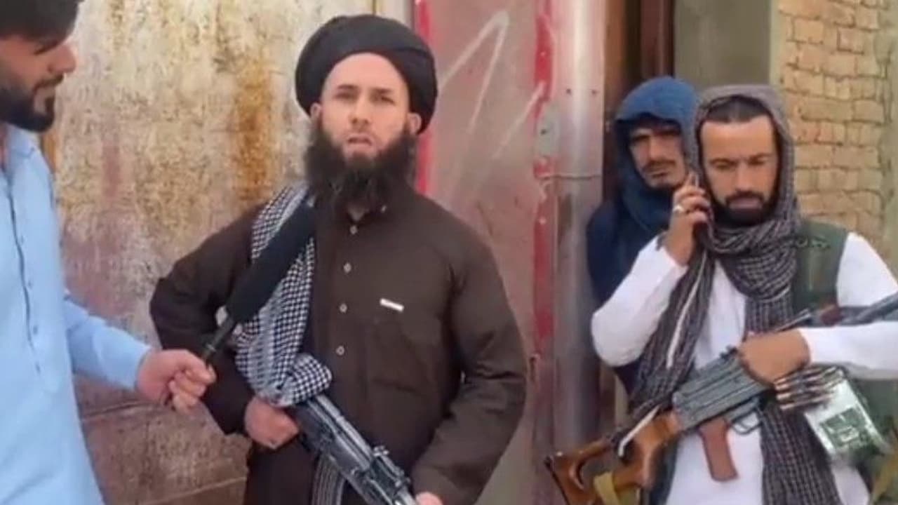 അന്ന് ഇംഗ്ലീഷ് അധ്യാപകന്; ഇന്ന് യന്ത്രത്തോക്കേന്തിയ താലിബാന് കമാന്ഡര് അന്ന് ഇംഗ്ലീഷ് അധ്യാപകന്; ഇന്ന് യന്ത്രത്തോക്കേന്തിയ താലിബാന് കമാന്ഡര്