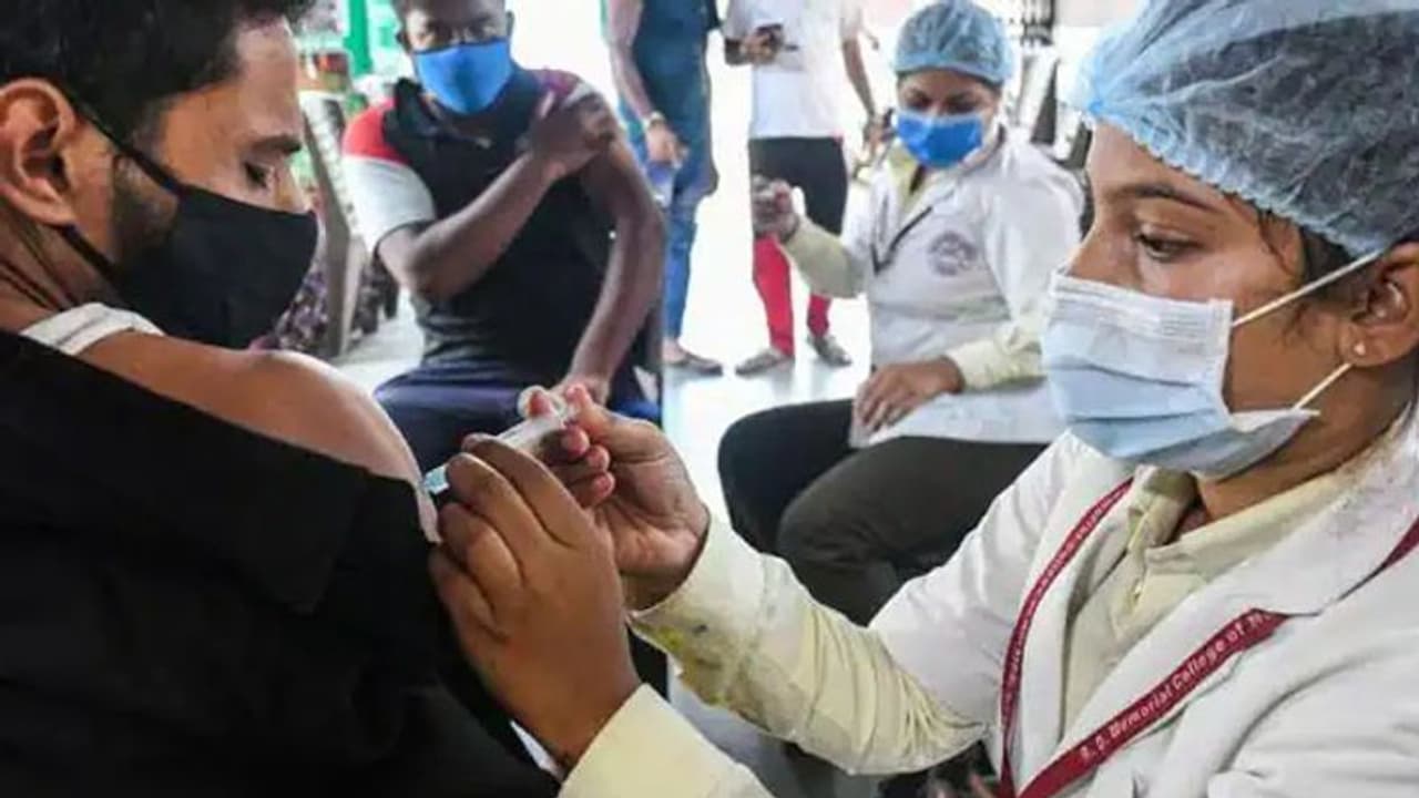 भारत में वैक्सीनेशन 57.88 करोड़ डोज के पार, रिकवरी 97.52% के साथ मार्च 2020 के बाद से सबसे अधिक भारत में वैक्सीनेशन 57.88 करोड़ डोज के पार, रिकवरी 97.52% के साथ मार्च 2020 के बाद से सबसे अधिक