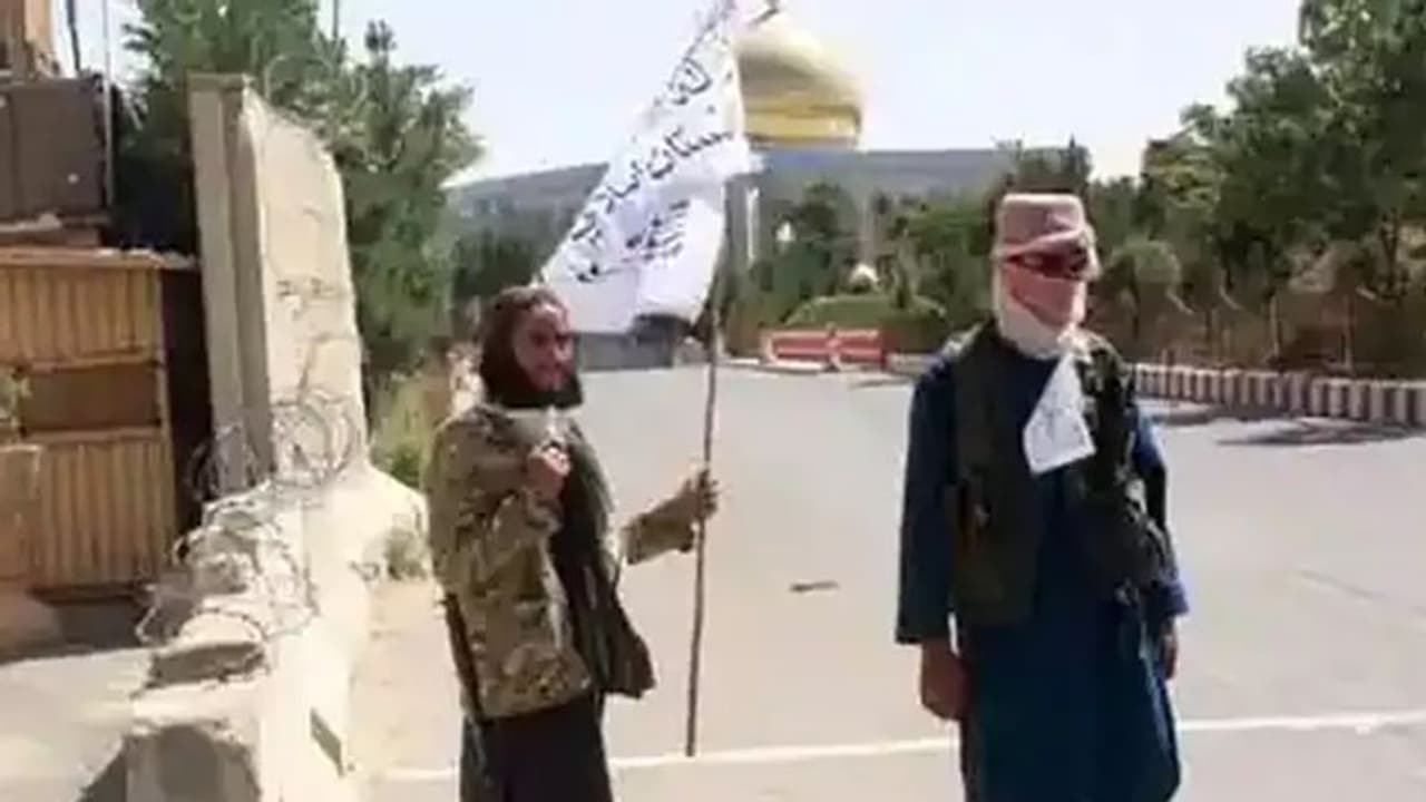 Afghanistan में झंडे को लेकर क्यों मचा बवाल? Taliban ने इस चक्कर में 2 को गोली मार दी, 8 बुरी तरह जख्मी Afghanistan में झंडे को लेकर क्यों मचा बवाल? Taliban ने इस चक्कर में 2 को गोली मार दी, 8 बुरी तरह जख्मी