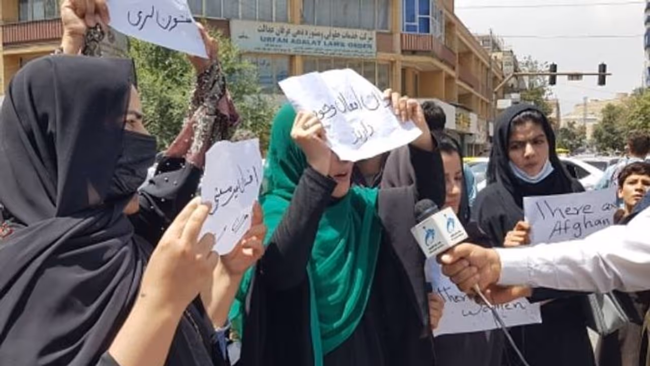 താലിബാന്റെ കണ്ണിൽ സ്ത്രീകൾ മനുഷ്യരല്ല, മറിച്ച് വെറും മാംസം; പൊലീസുകാരിയായതിന് അക്രമിക്കപ്പെട്ട സ്ത്രീ പറയുന്നു താലിബാന്റെ കണ്ണിൽ സ്ത്രീകൾ മനുഷ്യരല്ല, മറിച്ച് വെറും മാംസം; പൊലീസുകാരിയായതിന് അക്രമിക്കപ്പെട്ട സ്ത്രീ പറയുന്നു