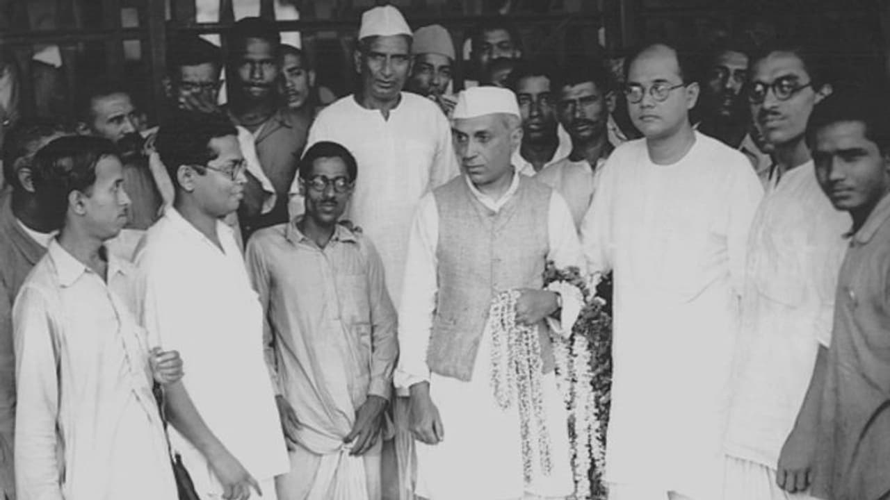 నెహ్రూ ఫొటో తొలగించి.. సావర్కర్ ఫొటో చేర్చి.. కర్ణాటకలో మరో వివాదం.. జెండా క్యాంపెయిన్ యాడ్తో కలకలం నెహ్రూ ఫొటో తొలగించి.. సావర్కర్ ఫొటో చేర్చి.. కర్ణాటకలో మరో వివాదం.. జెండా క్యాంపెయిన్ యాడ్తో కలకలం