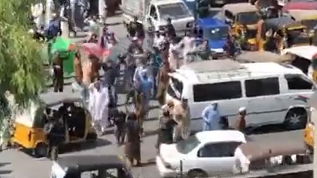 ತಾಲಿಬಾನ್ ಧ್ವಜ ಬೇಡ, ಆಫ್ಘಾನ್ ಧ್ವಜ ಬೇಕು ಎಂದು ಪ್ರತಿಭಟಿಸಿದವರ ಮೇಲೆ ಗುಂಡಿನ ಸುರಿಮಳೆ! ತಾಲಿಬಾನ್ ಧ್ವಜ ಬೇಡ, ಆಫ್ಘಾನ್ ಧ್ವಜ ಬೇಕು ಎಂದು ಪ್ರತಿಭಟಿಸಿದವರ ಮೇಲೆ ಗುಂಡಿನ ಸುರಿಮಳೆ!