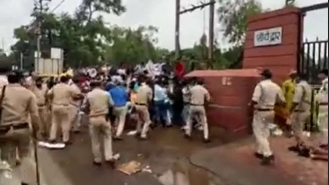 CM शिवराज से नौकरी मांगने पहुंचे युवा, लेकिन पुलिस ने दौड़ा दौड़ाकर पीटा..गाड़ी में भरकर जंगल छोड़ आए CM शिवराज से नौकरी मांगने पहुंचे युवा, लेकिन पुलिस ने दौड़ा दौड़ाकर पीटा..गाड़ी में भरकर जंगल छोड़ आए