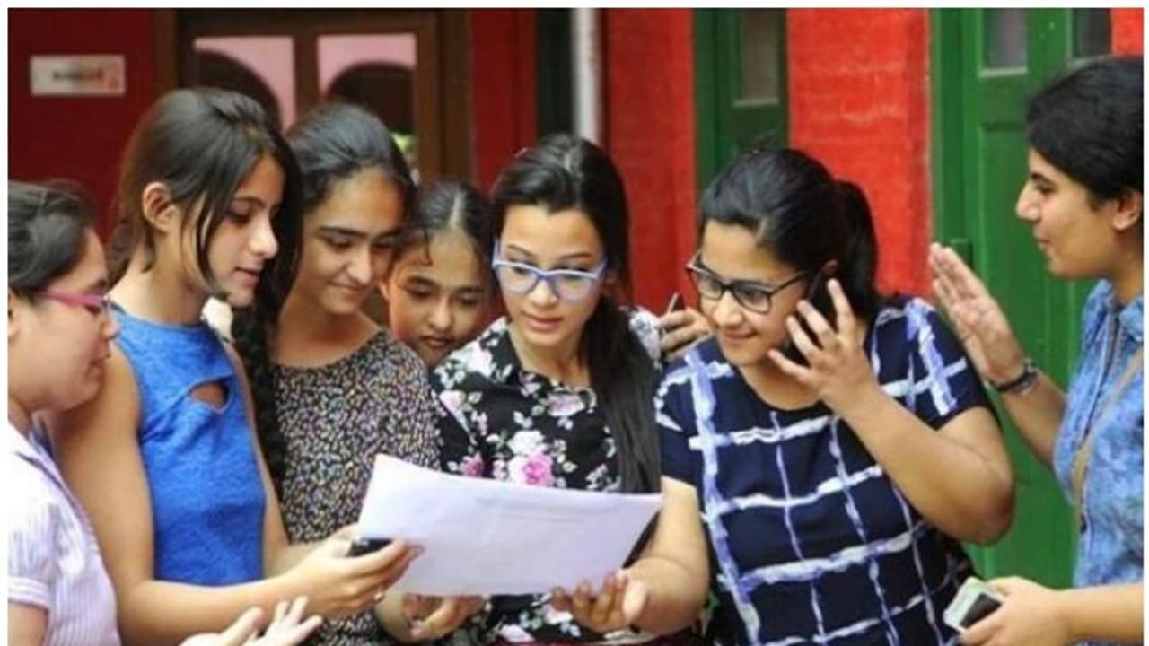 സംസ്ഥാനത്ത് പ്ലസ് വൺ ആദ്യ അലോട്മെന്റ് ഓഗസ്റ്റ് മൂന്നിന്, ക്ലാസുകൾ 22 ന് തുടങ്ങും; സമയക്രമം പുതുക്കി സംസ്ഥാനത്ത് പ്ലസ് വൺ ആദ്യ അലോട്മെന്റ് ഓഗസ്റ്റ് മൂന്നിന്, ക്ലാസുകൾ 22 ന് തുടങ്ങും; സമയക്രമം പുതുക്കി