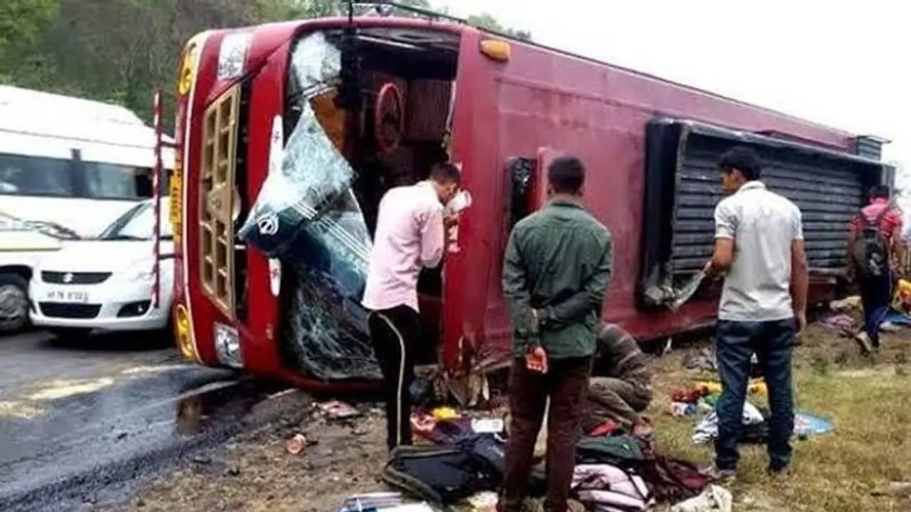 बिहार में बड़ा हादसा: मूसलाधार बारिश में 76 यात्रियों भरी बस खाई में पलटी, मची चीख पुकार.. बिहार में बड़ा हादसा: मूसलाधार बारिश में 76 यात्रियों भरी बस खाई में पलटी, मची चीख पुकार..