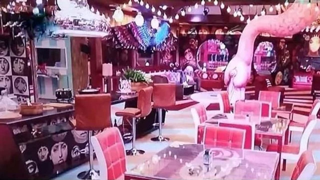 Bigg Boss 15: अंदर से ऐसा दिखेगा सलमान खान के शो का घर, किचन से डाइनिंग हॉल तक का लुक आया सामने Bigg Boss 15: अंदर से ऐसा दिखेगा सलमान खान के शो का घर, किचन से डाइनिंग हॉल तक का लुक आया सामने