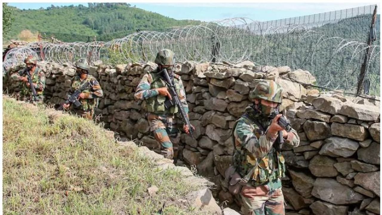 కశ్మీర్లో పాకిస్తాన్ ఉగ్రవాది అరెస్టు.. మరో టెర్రరిస్టు హతం.. బార్డర్ నుంచి చొరబాటు కశ్మీర్లో పాకిస్తాన్ ఉగ్రవాది అరెస్టు.. మరో టెర్రరిస్టు హతం.. బార్డర్ నుంచి చొరబాటు