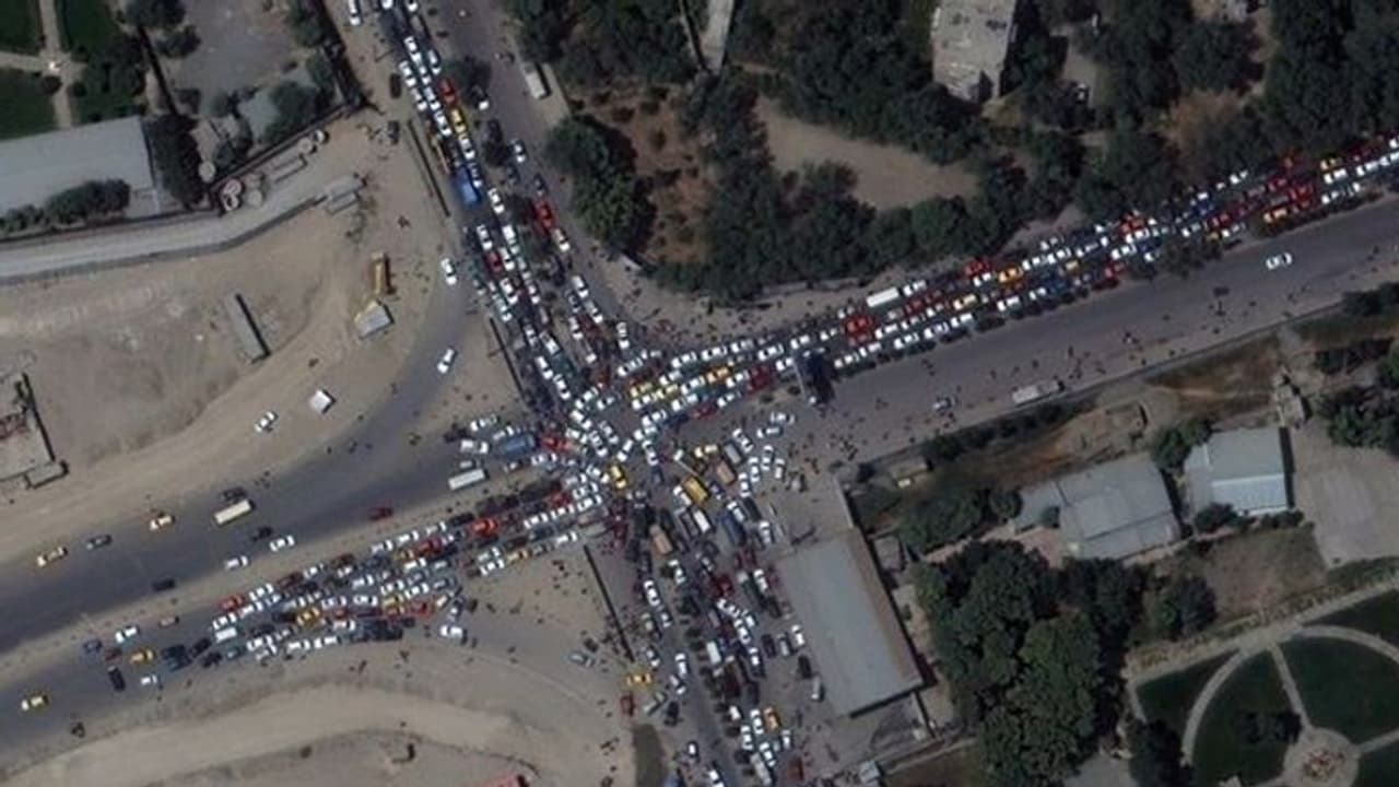 मौत से बचने के चक्कर में हुआ ऐसा हाल, सैटेलाइट के जरिए काबुल एयरपोर्ट के बाहर की चौंकाने वाली तस्वीर