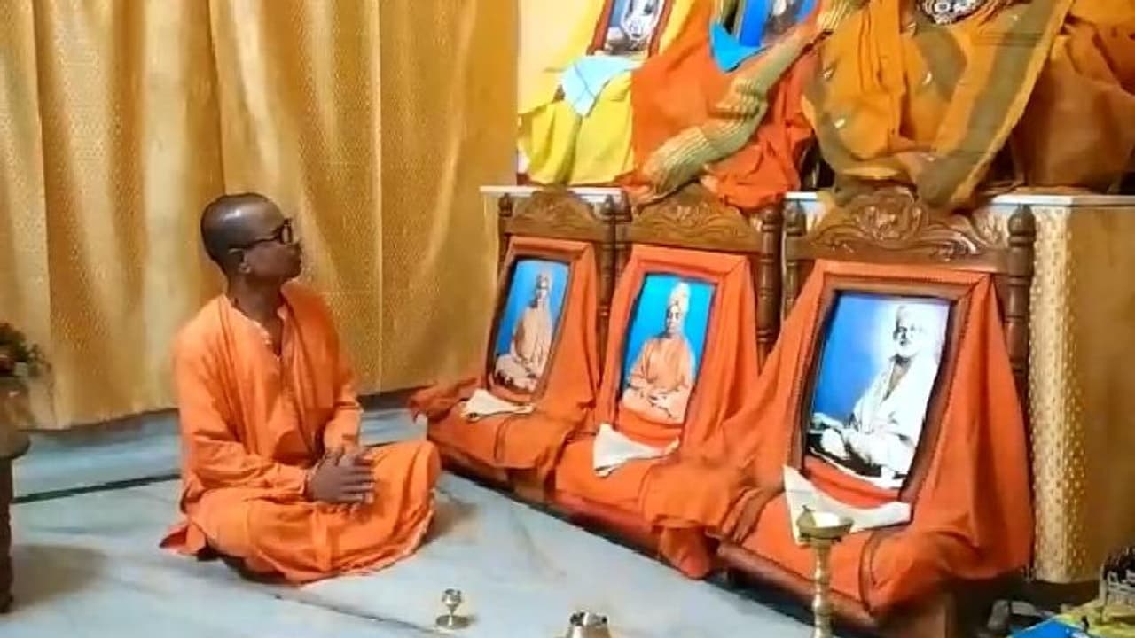 রামকৃষ্ণ আশ্রমের সামনে মদ্যপানের প্রতিবাদ, সন্ন্যাসীর গলায় জবরদস্তি মদ ঢেলে চম্পট দুষ্কৃতীদের রামকৃষ্ণ আশ্রমের সামনে মদ্যপানের প্রতিবাদ, সন্ন্যাসীর গলায় জবরদস্তি মদ ঢেলে চম্পট দুষ্কৃতীদের