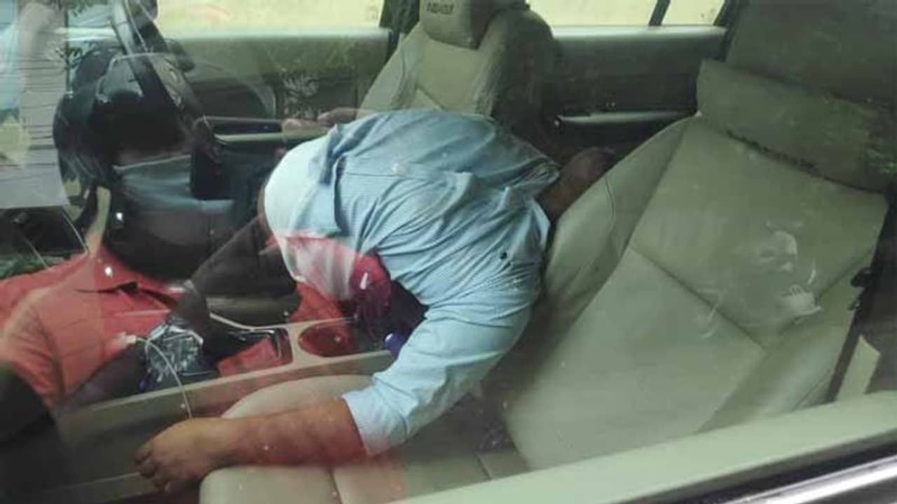 విజయవాడ కారులో డెడ్బాడీ కేసులో పురోగతి: రాహుల్ హత్యలో విజయ్కుమార్దే కీలకపాత్ర విజయవాడ కారులో డెడ్బాడీ కేసులో పురోగతి: రాహుల్ హత్యలో విజయ్కుమార్దే కీలకపాత్ర