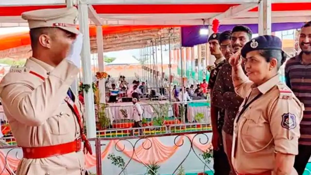 गौरव का क्षण: जब SP बेटे का हुआ ASI मां से सामना, तो ठोका सैल्यूट..ये पल देख हर आंख थी नम