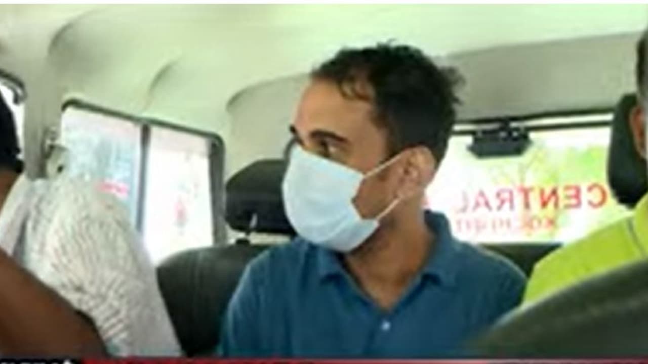 സ്ത്രീകളെ പീഡിപ്പിച്ച് ദൃശ്യങ്ങള് കാട്ടി പണം തട്ടൽ പതിവ്; കൊച്ചിയിൽ ഒരാള് അറസ്റ്റില് സ്ത്രീകളെ പീഡിപ്പിച്ച് ദൃശ്യങ്ങള് കാട്ടി പണം തട്ടൽ പതിവ്; കൊച്ചിയിൽ ഒരാള് അറസ്റ്റില്