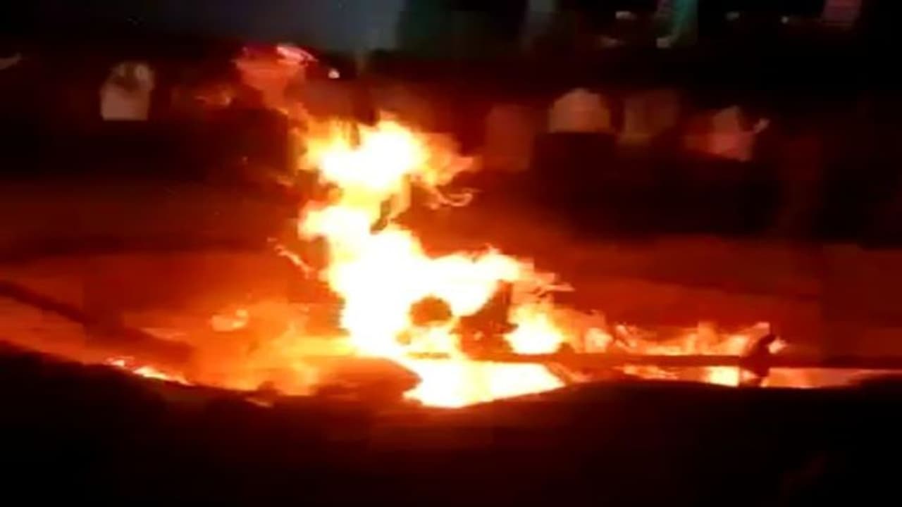 మొహర్రం వేడుకల్లో అపశృతి... భగభగ మండుతున్న మంటల్లో దూకి వ్యక్తి మృతి (వీడియో) మొహర్రం వేడుకల్లో అపశృతి... భగభగ మండుతున్న మంటల్లో దూకి వ్యక్తి మృతి (వీడియో)