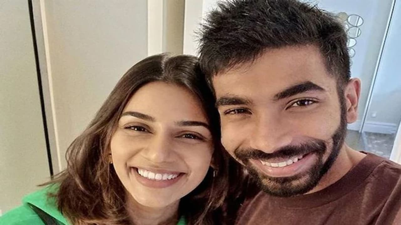 फैंस का दिन बना देगी मिस्टर एंड मिसेज बुमराह की ये स्माइल, एक दूसरे के साथ टाइम स्पेंड करते दिखें दोनों फैंस का दिन बना देगी मिस्टर एंड मिसेज बुमराह की ये स्माइल, एक दूसरे के साथ टाइम स्पेंड करते दिखें दोनों