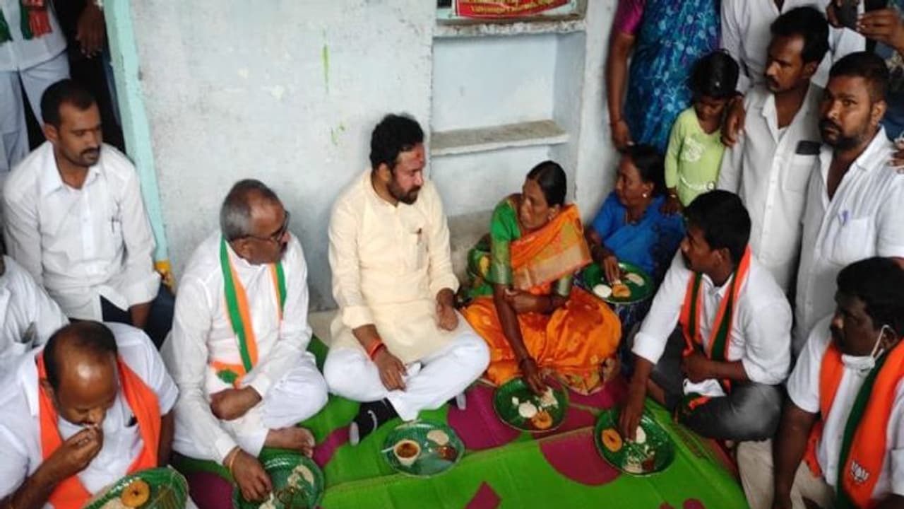 సూర్యాపేట: పారిశుద్ద్య కార్మికురాలి ఇంట్లో టిఫిన్ చేసిన కేంద్ర మంత్రి కిషన్ రెడ్డి సూర్యాపేట: పారిశుద్ద్య కార్మికురాలి ఇంట్లో టిఫిన్ చేసిన కేంద్ర మంత్రి కిషన్ రెడ్డి