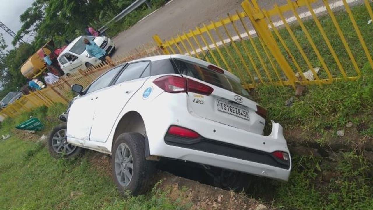 కామారెడ్డి జిల్లాలో ఘోర రోడ్డుప్రమాదం... చిన్నారి పరిస్థితి విషమం (వీడియో) కామారెడ్డి జిల్లాలో ఘోర రోడ్డుప్రమాదం... చిన్నారి పరిస్థితి విషమం (వీడియో)