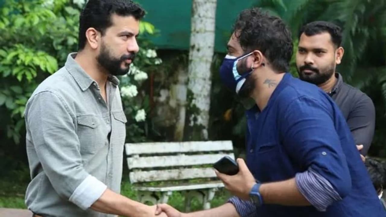 രമേശ് പിഷാരടി നായകനാവുന്ന സര്വൈവല് ത്രില്ലര്; 'നോ വേ ഔട്ടി'ന് തുടക്കം രമേശ് പിഷാരടി നായകനാവുന്ന സര്വൈവല് ത്രില്ലര്; 'നോ വേ ഔട്ടി'ന് തുടക്കം