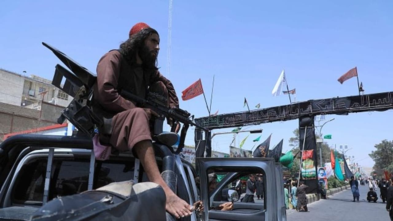 Afghanistan के सिख हाथ जोड़कर मांग रहे मदद, कनाडा अमेरिका को SOS कॉल, कहा हमारे बच्चों महिलाओं को बचा लो Afghanistan के सिख हाथ जोड़कर मांग रहे मदद, कनाडा अमेरिका को SOS कॉल, कहा हमारे बच्चों महिलाओं को बचा लो