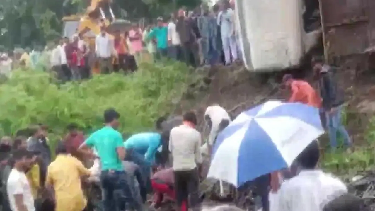 महाराष्ट्र में भीषण दर्दनाक हादसा, सरिए से भरा ट्रक पलटने से 13 मजदूरों की मौत महाराष्ट्र में भीषण दर्दनाक हादसा, सरिए से भरा ट्रक पलटने से 13 मजदूरों की मौत