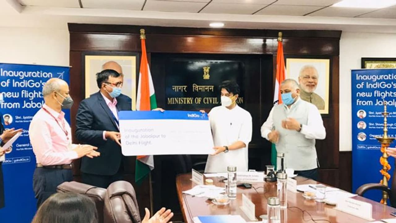 मप्र को मिली नई उड़ान, जबलपुर दिल्ली रूट पर IndiGo की फ्लाइट्स को सिंधिया ने दिखाई हरी झंडी मप्र को मिली नई उड़ान, जबलपुर दिल्ली रूट पर IndiGo की फ्लाइट्स को सिंधिया ने दिखाई हरी झंडी