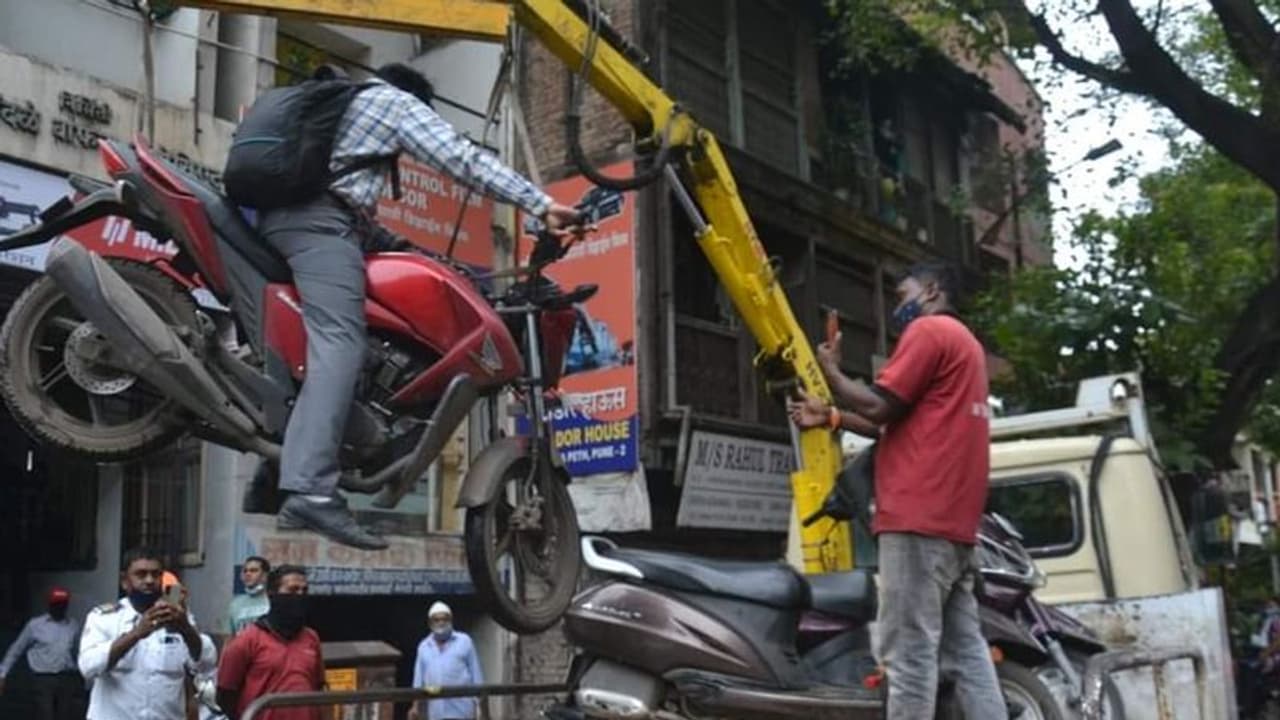 हमारे यहां की ट्रैफिक पुलिस क्या एयरफोर्स से कम है, बाइक सहित कर लेती है एयरलिफ्ट हमारे यहां की ट्रैफिक पुलिस क्या एयरफोर्स से कम है, बाइक सहित कर लेती है एयरलिफ्ट