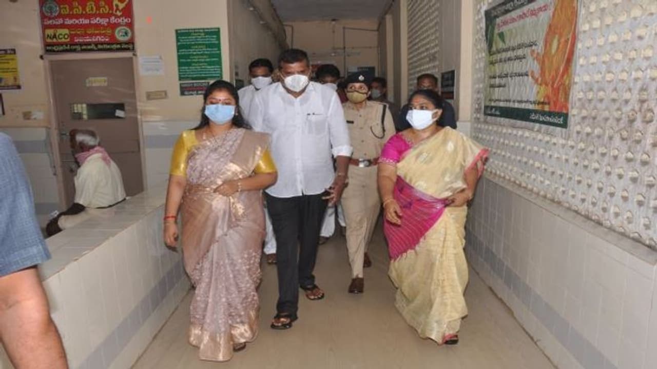 విజయనగరంలో ప్రియురాలికి నిప్పు... దిశ యాప్ వల్లే యువతిని కాపాడాం: మంత్రి శ్రీవాణి (వీడియో) విజయనగరంలో ప్రియురాలికి నిప్పు... దిశ యాప్ వల్లే యువతిని కాపాడాం: మంత్రి శ్రీవాణి (వీడియో)