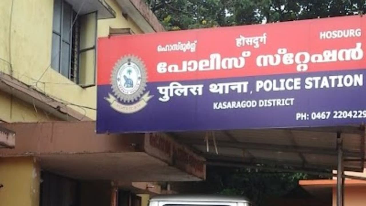 മിസ്ഡ് കോളിൽ പരിചയം, വിളിച്ചുവരുത്തി വിവാഹം; വ്യാപാരിയെ കുടുക്കിയ ഹണി ട്രാപ്പ് സംഘം കാസർകോട് പിടിയിൽ മിസ്ഡ് കോളിൽ പരിചയം, വിളിച്ചുവരുത്തി വിവാഹം; വ്യാപാരിയെ കുടുക്കിയ ഹണി ട്രാപ്പ് സംഘം കാസർകോട് പിടിയിൽ