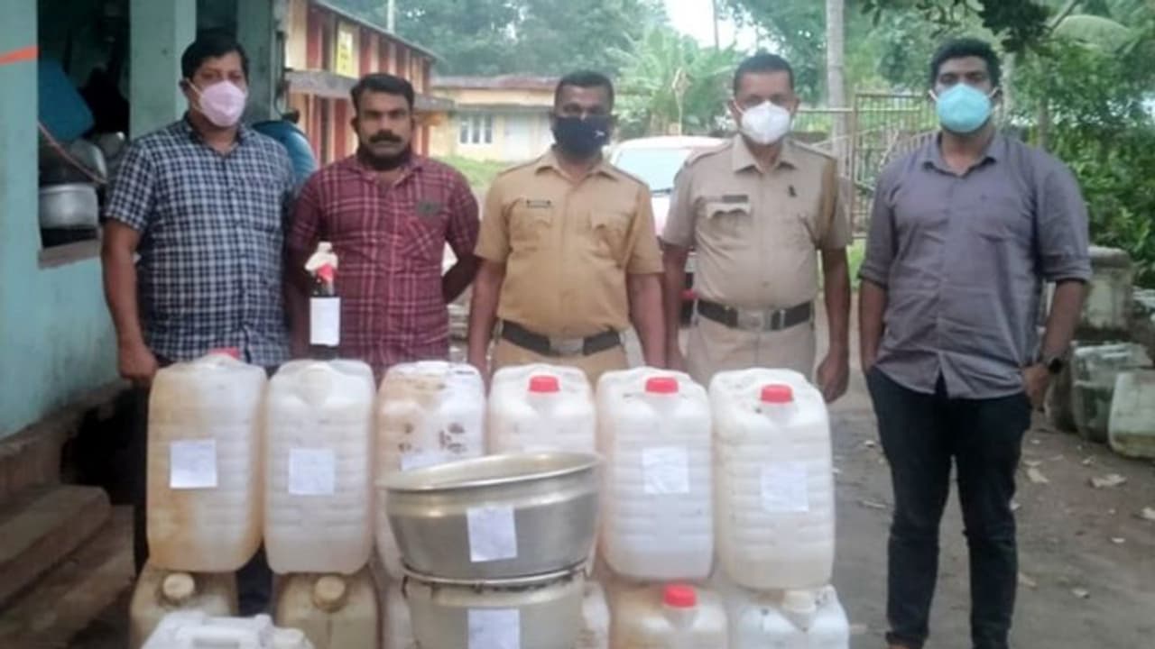 ഓണ വിപണി ലക്ഷ്യമിട്ട് ചാരായ വാറ്റ്: 455 ലിറ്റര് കോട പിടിച്ചെടുത്തു ഓണ വിപണി ലക്ഷ്യമിട്ട് ചാരായ വാറ്റ്: 455 ലിറ്റര് കോട പിടിച്ചെടുത്തു