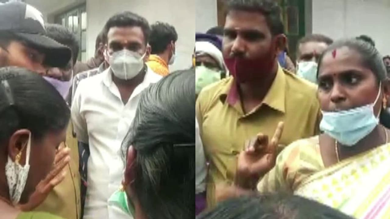 വാക്സിന് നല്കിയില്ല; ദേവികുളത്ത് ആരോഗ്യവകുപ്പ് ജീവനക്കാരെ തടഞ്ഞുവെച്ച് തൊഴിലാളികള് വാക്സിന് നല്കിയില്ല; ദേവികുളത്ത് ആരോഗ്യവകുപ്പ് ജീവനക്കാരെ തടഞ്ഞുവെച്ച് തൊഴിലാളികള്