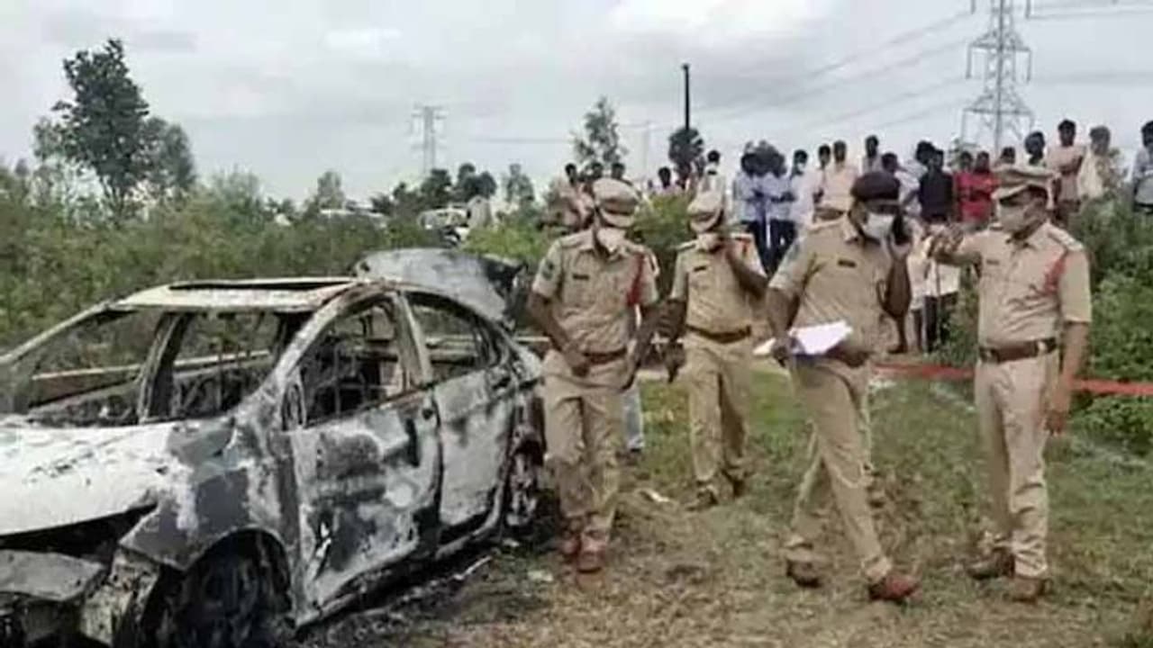 ధర్మకారి శ్రీనివాస్ హత్య కేసులో ట్విస్ట్: ఏ5గా శ్రీనివాస్ భార్య పేరు ధర్మకారి శ్రీనివాస్ హత్య కేసులో ట్విస్ట్: ఏ5గా శ్రీనివాస్ భార్య పేరు