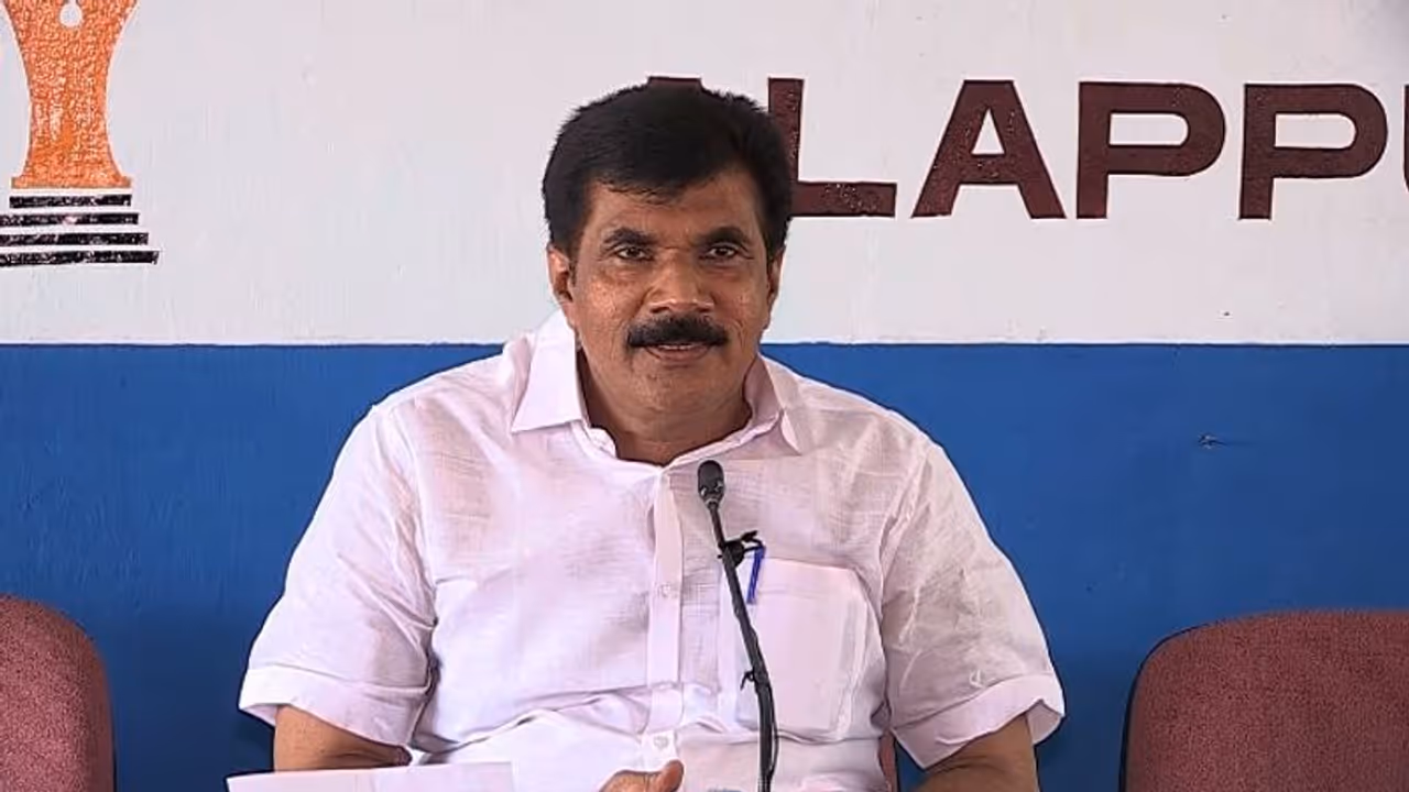 സസ്പെൻഷന് പിന്നാലെ വാർത്താ സമ്മേളനം നടത്തി വിമർശനം: ഇല്ലിക്കൽ കുഞ്ഞുമോനെ കോൺഗ്രസ് പുറത്താക്കി