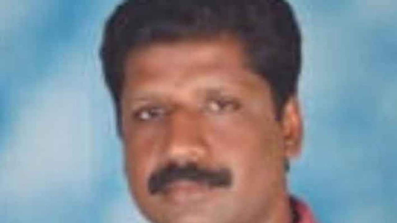 திருமண விழாவில் ஊராட்சி துணைத் தலைவரை துடிதுடிக்க வெட்டி கொன்ற கும்பல்.. அலறியடித்து ஓடிய பொதுமக்கள்..! திருமண விழாவில் ஊராட்சி துணைத் தலைவரை துடிதுடிக்க வெட்டி கொன்ற கும்பல்.. அலறியடித்து ஓடிய பொதுமக்கள்..!