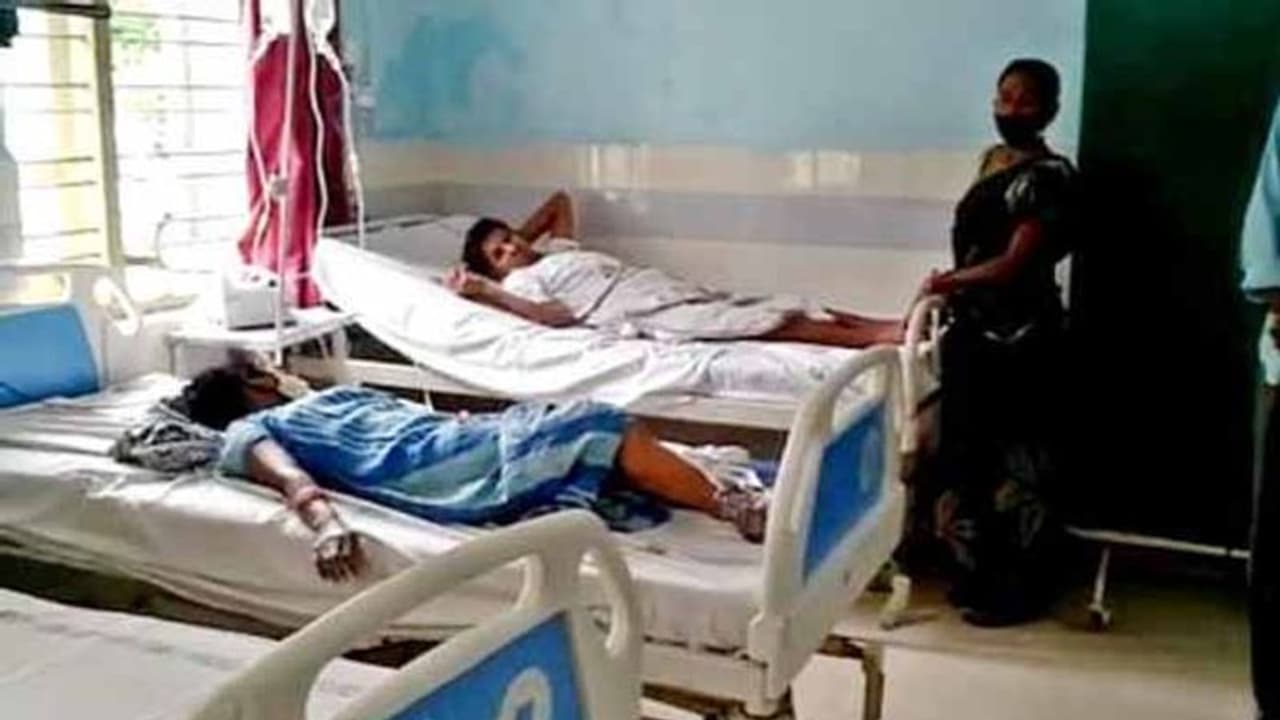 ప్రేమించిన యువతిని పెళ్లి చేసుకుంటానని చెప్పి.. పెట్రోల్ పోసి పరార్... ప్రేమించిన యువతిని పెళ్లి చేసుకుంటానని చెప్పి.. పెట్రోల్ పోసి పరార్...