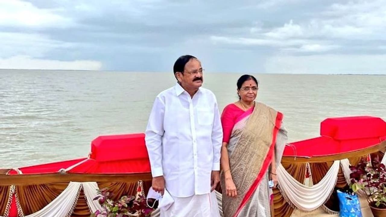 ಬೆಂಗಳೂರಿನ HAL ಬಳಿಕ ತುಂಗಭದ್ರಾ ಅಣೆಕಟ್ಟಿಗೆ ಉಪರಾಷ್ಟ್ರಪತಿ ವೆಂಕಯ್ಯ ನಾಯ್ಡು ಭೇಟಿ! ಬೆಂಗಳೂರಿನ HAL ಬಳಿಕ ತುಂಗಭದ್ರಾ ಅಣೆಕಟ್ಟಿಗೆ ಉಪರಾಷ್ಟ್ರಪತಿ ವೆಂಕಯ್ಯ ನಾಯ್ಡು ಭೇಟಿ!